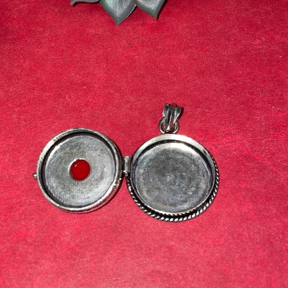 Coral Locket - Picture 5 of 13